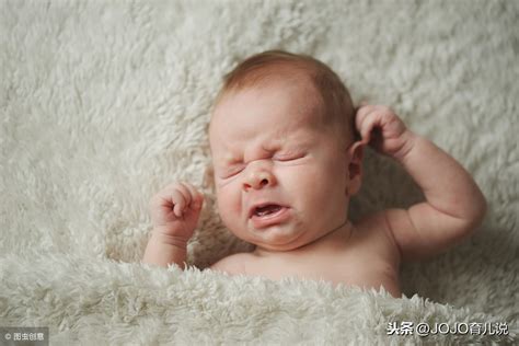 婴儿睡眠浅易醒的原因（婴儿睡觉不踏实是缺钙或微量元素吗）-幼儿百科-魔术铺
