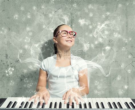 学钢琴的女孩戴着滑稽眼镜弹钢琴的漂亮女孩高清图片下载-正版图片300292267-摄图网