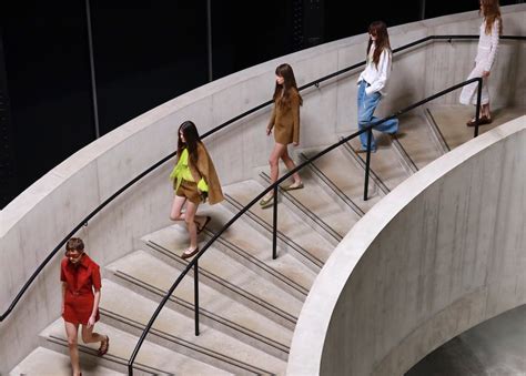 La nuova collezione donna Primavera Estate 2025 presentata in Triennale ...