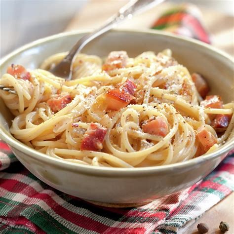 Espaguetis a la carbonara con nata y beicon