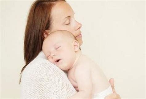 妈怀里抱着一个刚出生的婴儿女孩在窗前抱着一个婴儿母亲高清图片下载-正版图片506237906-摄图网