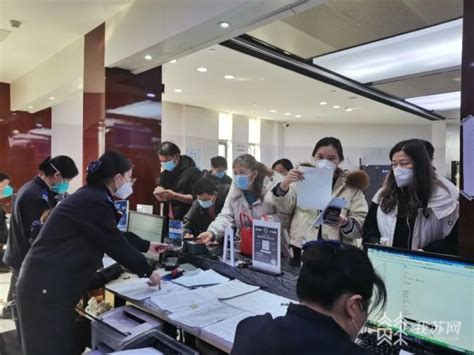 南京出入境办证业务迎来高峰，公安部门建议“错峰办”“预约办”_荔枝网新闻