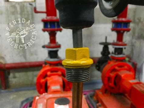 Accesorio para clavar jabalinas de puesta a tierra con un taladro percutor