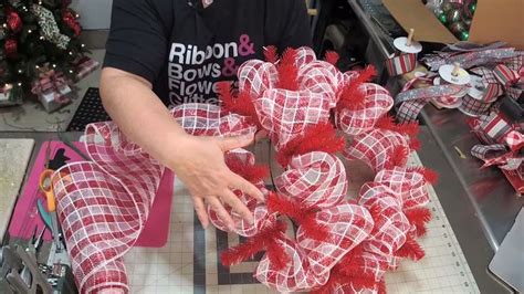 Christmas Wreath Using 10 Deco Mesh 的图像结果