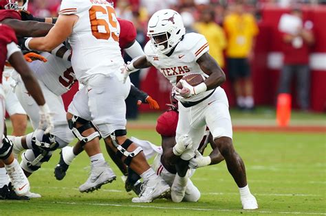 Texas RB CJ Baxter and LB Mo Blackwell are game-time decisions against ...