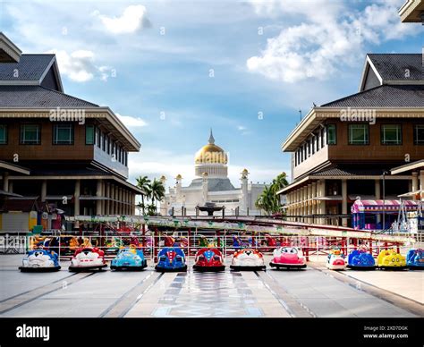 BANDAR SERI BEGAWAN, BRUNEI - APRIL 21, 2024 :Omar Ali Saifuddien Mosque in Bandar Seri Begawan ...
