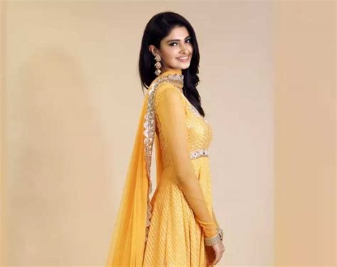 Manasa Varanasi unleases her inner desi look in this yellow attire ...