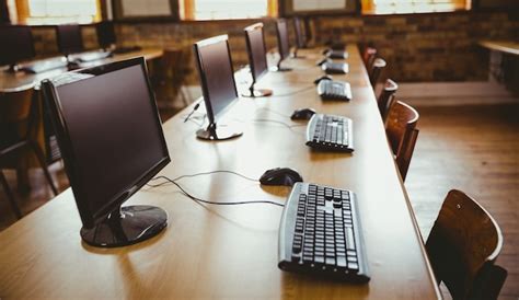 Empty Computer Room 的图像结果