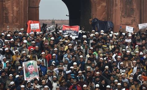 CAA Protest: कहीं पुलिस पर पथराव तो कहीं प्रदर्शनकारियों पर बरसी ...