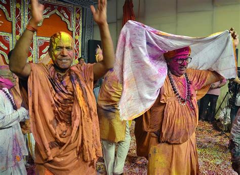 Holi 2023: मथुरा में शुरू हुई रंगों की होली, रंगों में डूबे नज़र आए ...