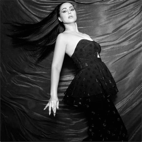 Hina Khan looks breathtakingly GORGEOUS in her latest photoshoot; fan ...