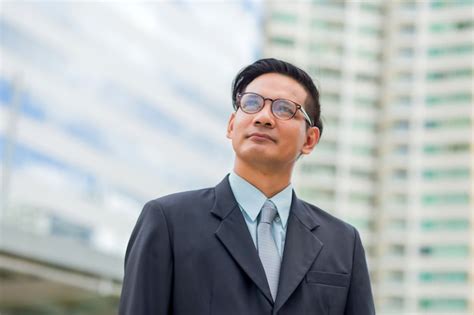 Young Professional Business Man 的图像结果