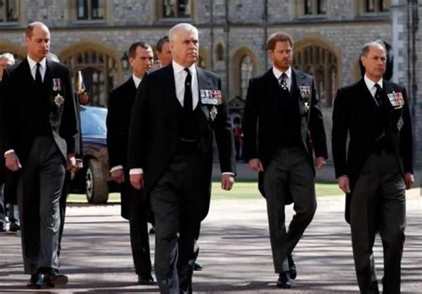 亲王葬礼上全员放弃穿军装,陪伴哈里穿西装,英女王为何这么做|哈里|王室|亲王_新浪新闻