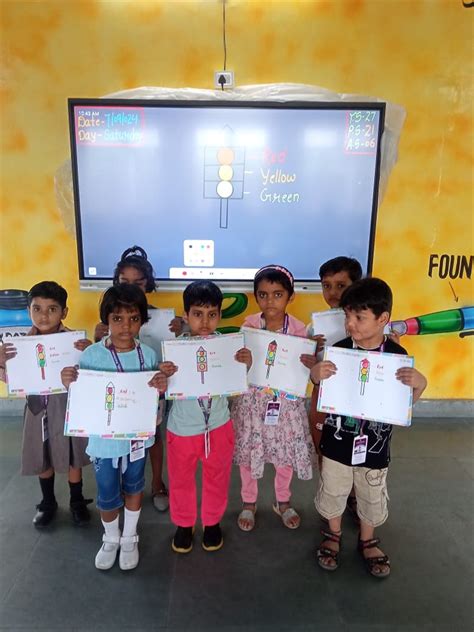 Traffic light Activity Class -LkG (lily)