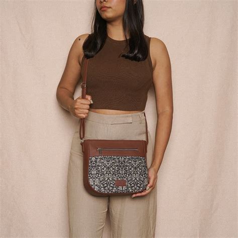 Lattice Lace U-Shaped Sling Bag – Zouk