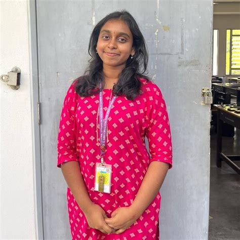 Shavina - English teacher - ₹1176/h