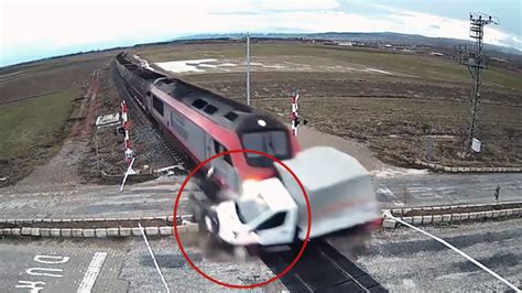 事故瞬间曝光！土耳其一货车强闯铁轨被火车“撞飞”100多米_凤凰网视频_凤凰网