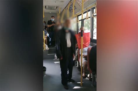 老人乘公交没有手机无法扫健康码，被司机拒载，还遭乘客怒骂_凤凰网视频_凤凰网