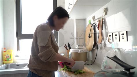 家庭主妇洗碗女性桌子厨房妻子快乐泡沫微笑家庭主妇管家工作高清图片下载-正版图片321373063-摄图网