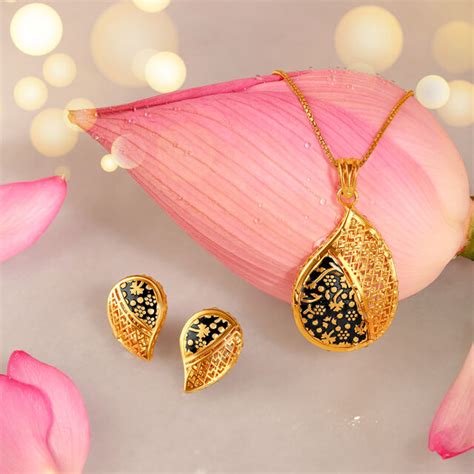 Glamorous Teardrop Pendant and Earrings Set