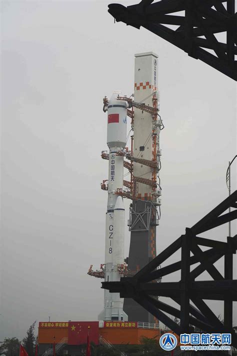 长征八号运载火箭垂直转运至发射区_中国航天科技集团