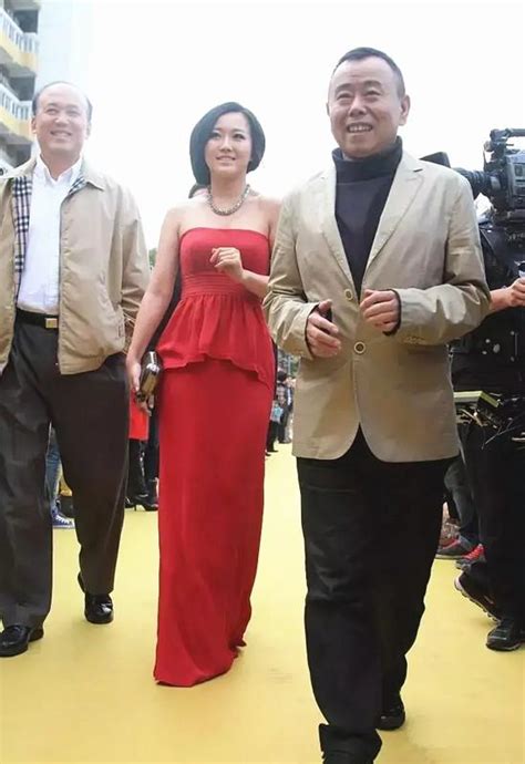 潘长江和女儿同框，穿红色的抹胸裙靓丽迷人，自带高雅气质 | 人物集
