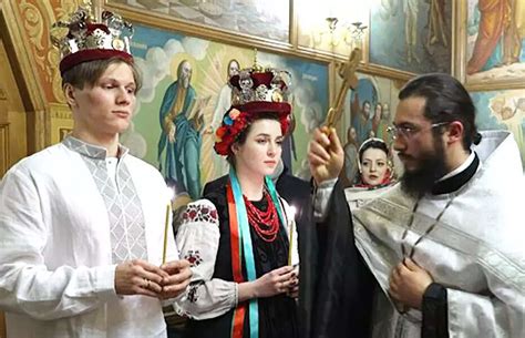 Viral pictures of newlywed Ukrainian couple who joins army to fight ...