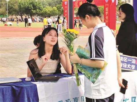 省内外知名大学的博罗学子为博中高三学生线下宣讲_惠州新闻网