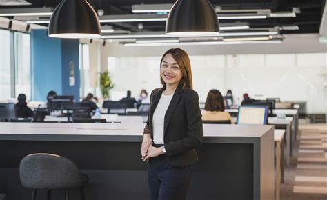 Business Person Potrait 的图像结果