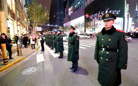 跨年夜，曾火爆抖音的“武警人墙”再次出动，护送人群安全过街 - 周到上海