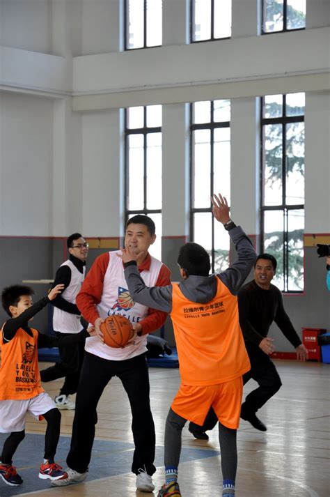 公益创投“一起打篮球”在亲子篮球活动中落幕_江苏文明网
