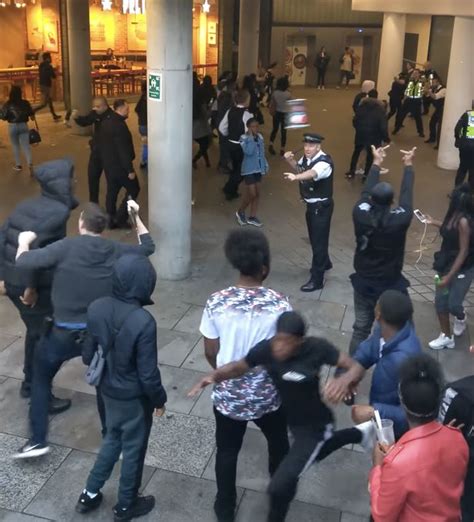 伦敦发生暴力冲突：百余名青年街头袭警，现场找到一把可致命猎刀