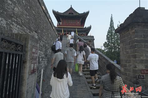 湖北荆州：民间爱好者和外国留学生联袂表演荆河戏-人民图片网