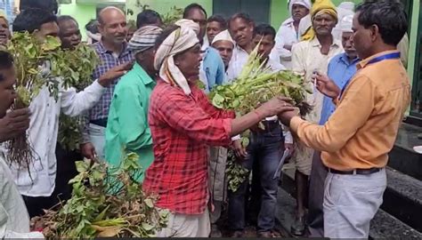अधिकारी के पैरों में देश का किसान... बेबसी की तस्वीर आपको भावुक कर देगी ...