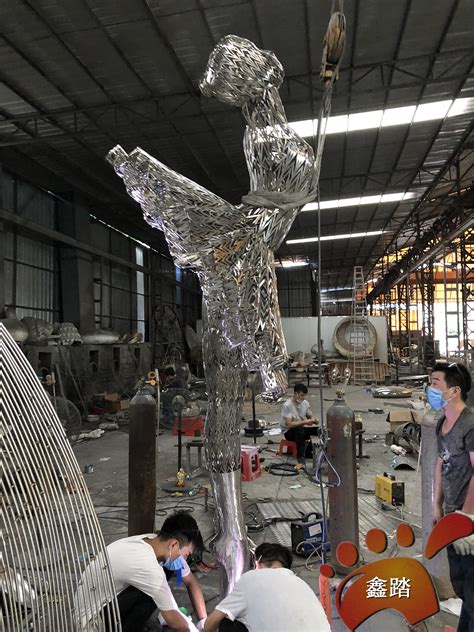 不锈钢镜面雕塑制作过程-制作现场-常州辉卓雕塑艺术工程有限公司