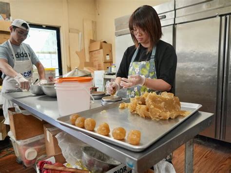 How Li Min Bakery makes Cantonese-style mooncakes by hand – Here is ...