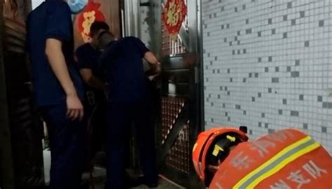 广州白云区金沙洲考生一家被反锁消防破门送考 消防员是怎么破门的_即时尚