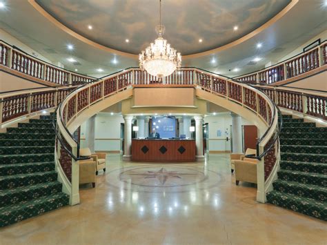 Holiday Inn Express & Suites Bakersfield Central Hotel in Bakersfield ...