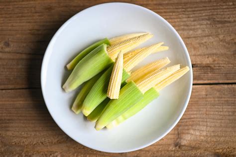 Baby corn on white plate, Fresh young baby corn for cooking health food ...