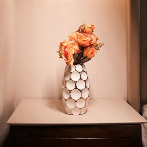 GOLD TONED AND WHITE URBAN VASE (LARGE) – unihoof