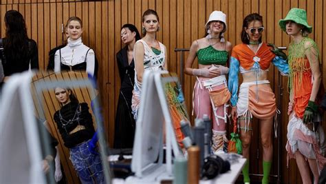 AI சூழ் உலகு 14 | செயற்கை நுண்ணறிவு துணையுடன் ஆடைகளை அகற்றும் அதிர்ச்சி ...