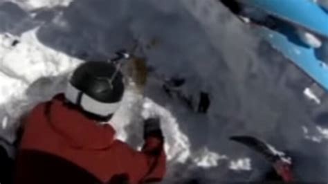 自拍雪崩遭活埋瞬間 哥急哭狂挖雪 救弟一命 | 阿爾卑斯山 | 滑雪 | 新唐人电视台
