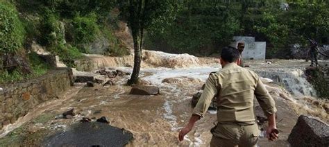 At least five people dead after flash floods hit Jammu