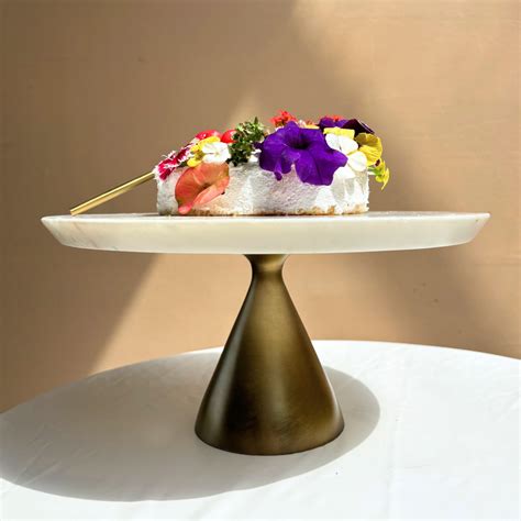 White Marble Cake stand with Gold Base Online – Muun Home