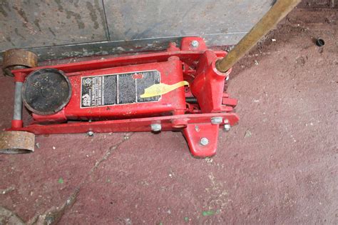 3.5 TON BIG RED FLOOR JACK #8336 | Auctionninja.com