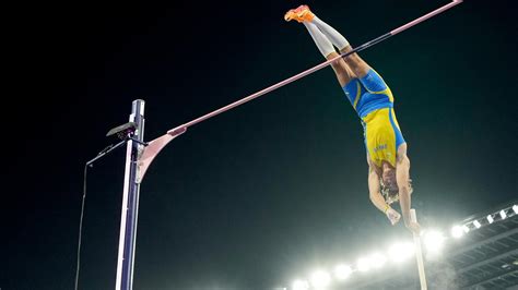 Mondo Duplantis breaks world record again in Olympic pole vault ...