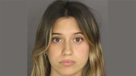 Detienen a una profesora por enviar fotos desnuda a un alumno de 14 años