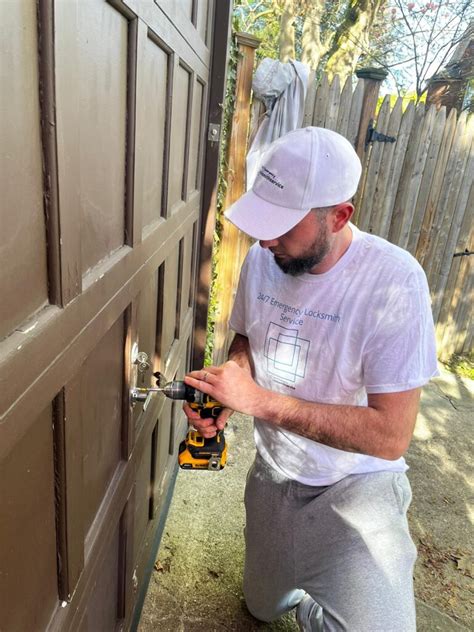 Locks & Locksmiths Service 的图像结果