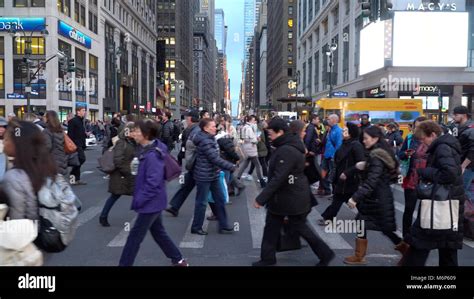 New York Business People Walking 的图像结果