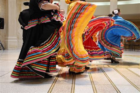 Folklórico dancers bring life to the rotunda while lawmakers mull over ...